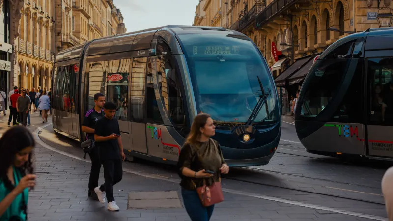 Le tram comme maître du jeu : cinq leçons de patience prises sur le quai des Quinconces