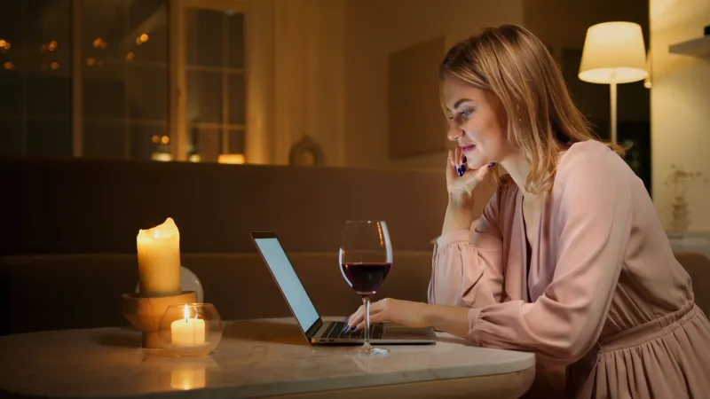 Vin et casino en ligne : ce que la science dit sur vos décisions de jeu après quelques verres